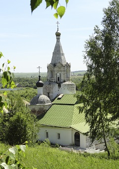 Храм в Потанихе: летний вид с пригорка